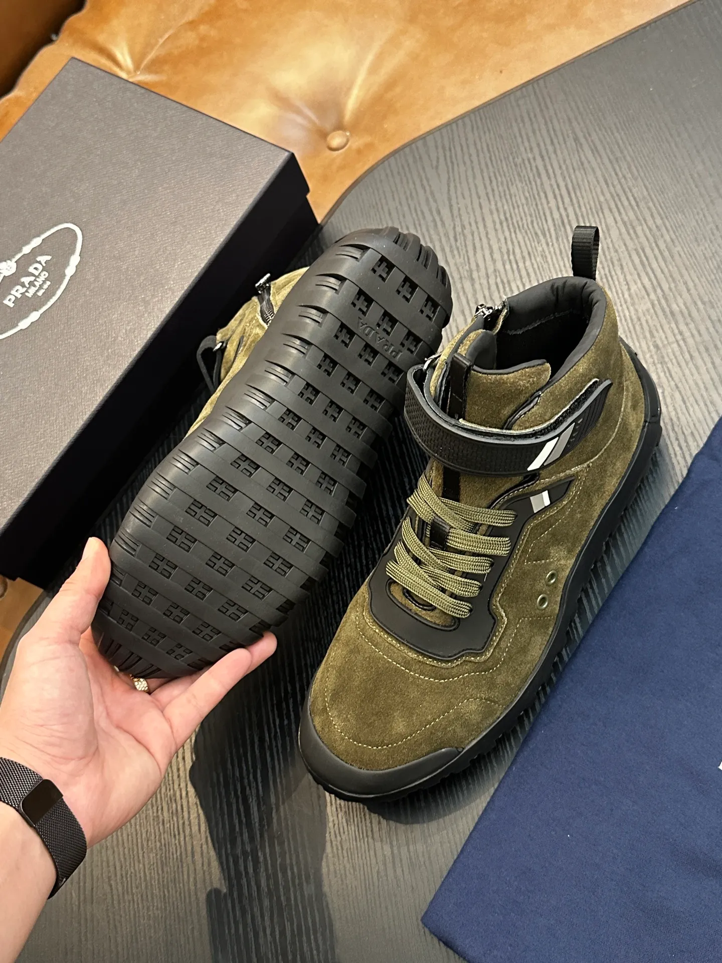 [ PRADA ] Top P: 880💰 ▪️Size: 39-44 (customized at 38.45) Prad*Prada (Mauri order can be made) new men's nylon fabric sneakers This casual sneaker combines elegant and innovative design. It is made of nylon stretch fabric and has a slip-on design. The upper strap is equipped with an adjustable metal buckle, and the letters "PRADA" are eye-catching on the side of the shoe. Comes with full original packaging!